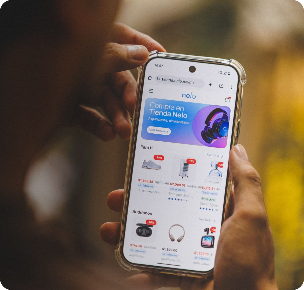 Una compradora recorre el catálogo de Tienda Nelo en su teléfono